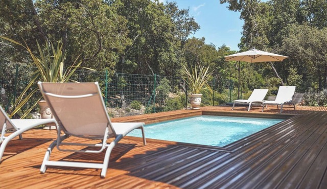 Bois Flotté gîte with all comforts, private heated pool, bowling green, parking.