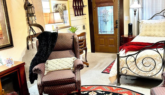 BoisD’Arc Bungalow and Suites - private Studio Type Suite - queen bed