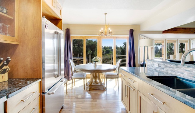 Boise Gem w/fast WiFi, stunning views, hot tub, hiking nearby, & large deck