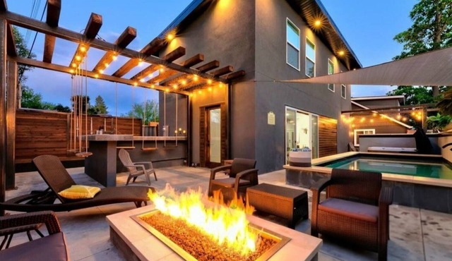 Boise Whitewater Villa Heated Pool and Spa and only 3 blocks from the pristine Boise Whitewater park and Greenbelt!