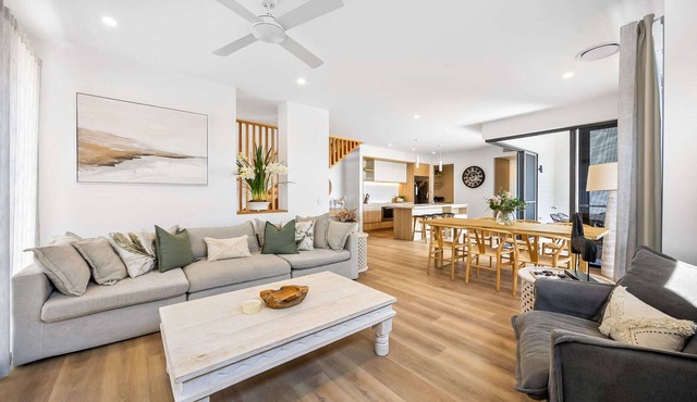 Bokarina 3-Bed Stunning Home, Steps from Beach