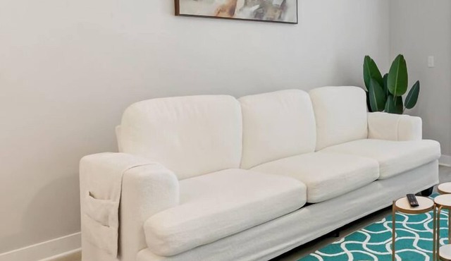 Bold 2215 I New I Free Parking