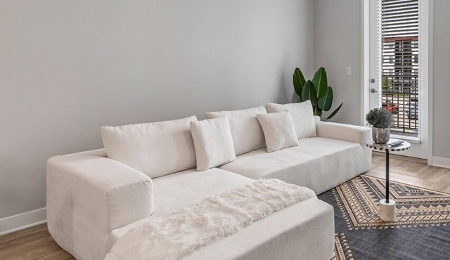 Bold 2325 I Parking I Pool I Gym I Parking