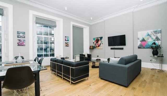 Bold and Spacious Home near Haymarket Station