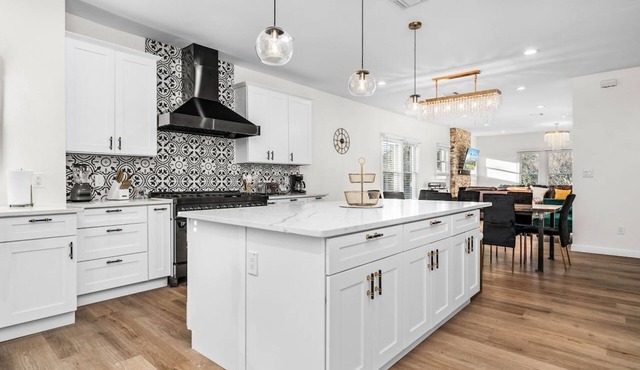 Bold Bright 4BR 3 5full Baths Near Riverwalk Dtown