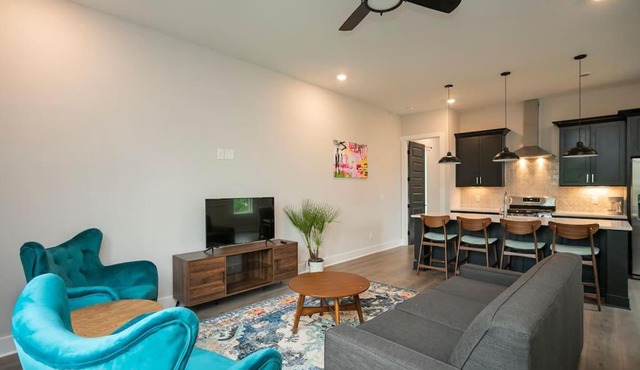 BOLD BRIGHT Boutique Stay 3bd-Parkin 12 min to DT