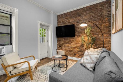 Bold Manhattan Base in Prime Nolita