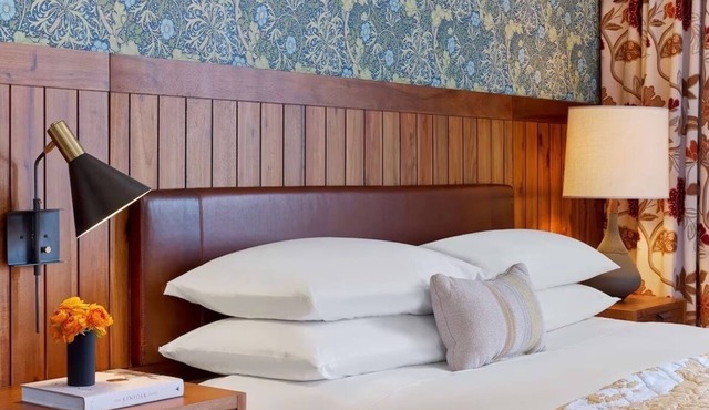 Bold Spirit: Unique Stay Near Mt Vernon Place Washington Monument & Museum