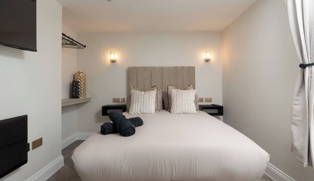 Bold St | City Break for 2 | Get-Ready Desk | TV