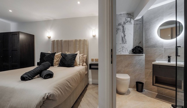 Bold St | Top Floor Retreat | Steps to Everywhere!