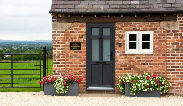 Bolesworth Bothy - sleeps 2 guests in 1 bedroom