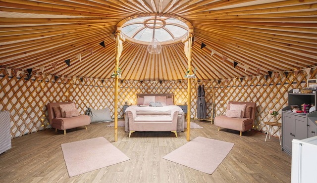 BOLLINGER Luxury Heated Yurt with Private Hot Tub