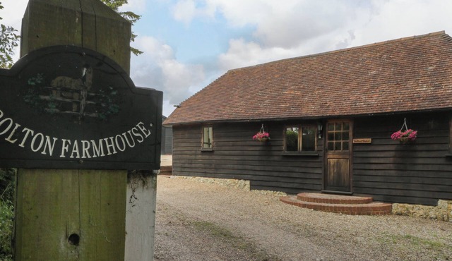 BOLTON BARN, pet friendly, character holiday cottage in Lenham Heath