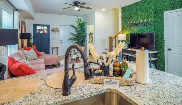 𝔹𝕆𝕄𝔹𝕆𝕄 Entire townhome near MALL