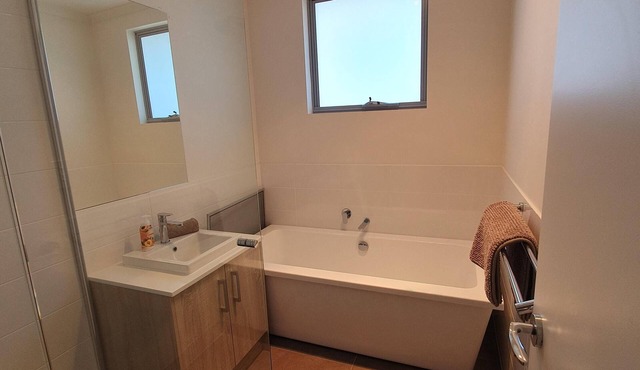 Bombora - Modern House with Sea views right next to Penguin Point Reserve