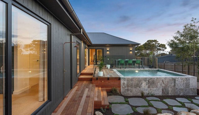 "Bombora View" Shoreham Beach House - Heated Pool, Walk to Beaches and Wineries