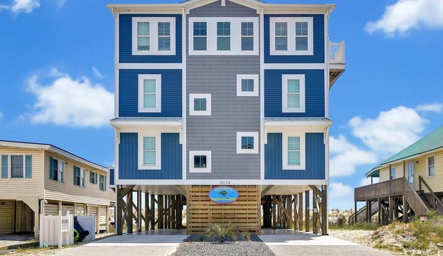 BonBini: Oceanfront 7-bedroom house in Oak Island, perfect for large groups.