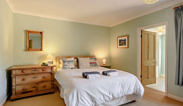Bond Cottage - Two Bedroom House, Sleeps 5