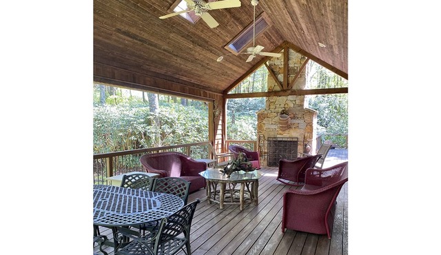 Bond Voyage is 5 minutes from the Greystone Inn and Lake.