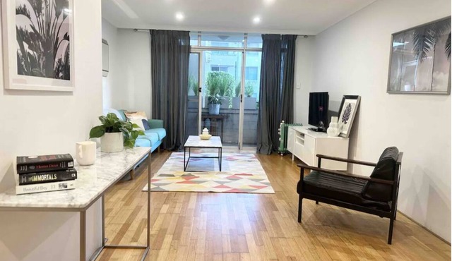 Bondi Beach Pad 5min to the sand! w/option for 2 car spaces if required.
