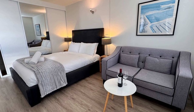 Bondi Beach Studio: City Views and Balcony