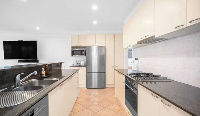 Bondi Beach Views! Spacious and Convenient 4BR, 2BA House With Free Parking