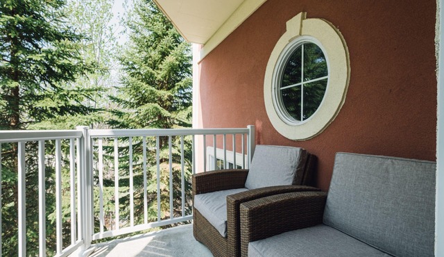 Bondurant Tremblant | Ski Village Center, Shops & Renovated Condo + Hot Tub