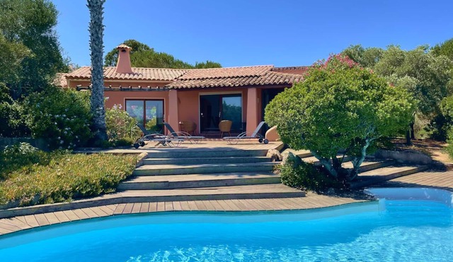 Bonifacio, House with pool, lovely view of the Gulf of Sant'Amanza