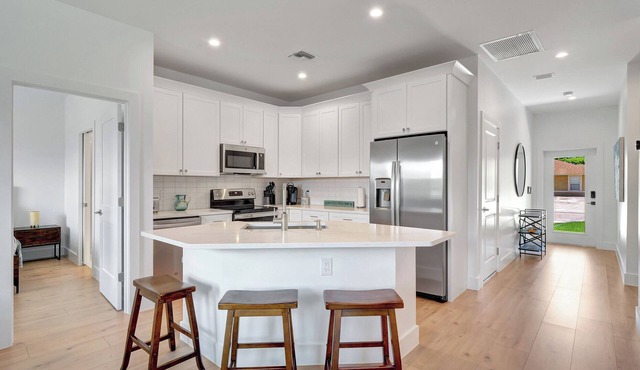 Bonita Beach Bungalow! BRAND NEW BUILD! Cozy, Private & Close to beach!