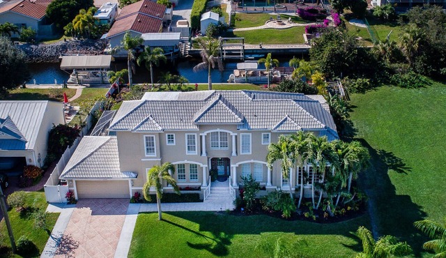 BONITA BEACHFAMILY MANSION 4 BED3.5BATH CUSTOM NEW POOL OUTDOOR KITCHEN BBQ