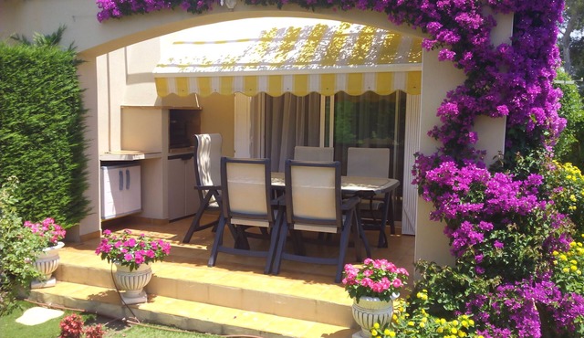 BONITA CASA CON PRECIOSO JARDÍN DE 150 M2, PISCINA MUY SEGURA PARA NIÑOS