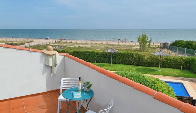 Bonita stay B Beach: On the sandy beach, mega views, fiber, A/C, BBQ, pool