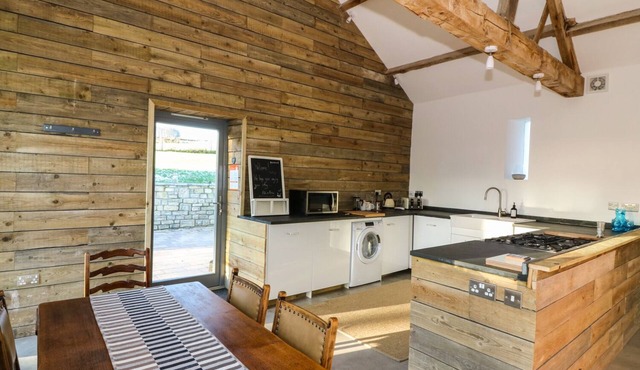 BONNIE BARN, family friendly, with a garden in Usk