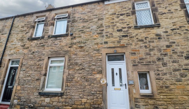 BONNIE'S RETREAT, pet friendly, character holiday cottage in Amble