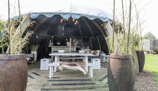 BONNIE'S SHEPHERDS HUT, romantic, with hot tub in Redmile