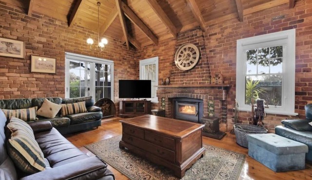 Bonnie Vibe Victorian Charm