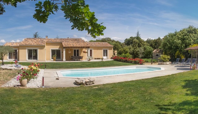 BONNIEUX 4* house on 5500m wooded plot.