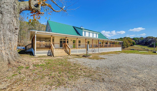 Bonnieville Farmhouse on 69 Acres w/Porch!