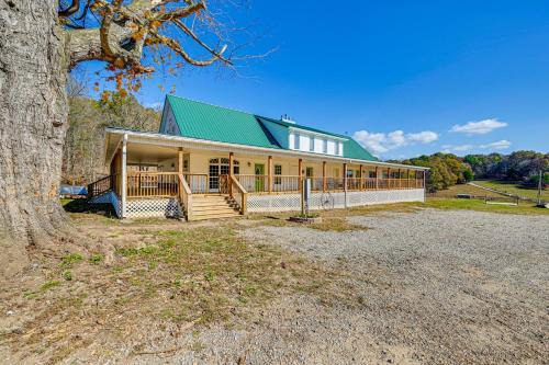Bonnieville Farmhouse on 69 Acres w/Porch!