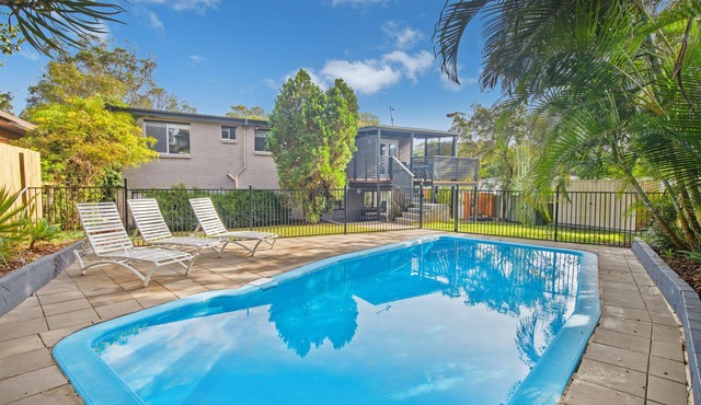 Bonny Beach House - Accommodation with Pool 350 Metres To Rainbow Beach