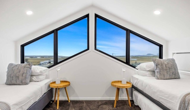 'Bonnyview' Elegant 4-Bed Home By the Beach