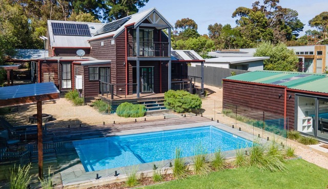 Bonview Beach Boy with pool on the park