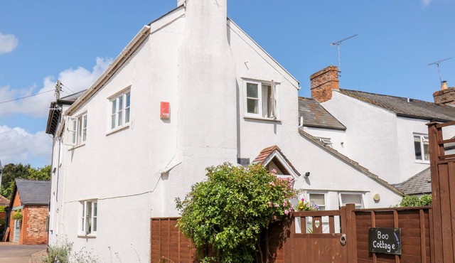 BOO COTTAGE, with open fire in Taunton