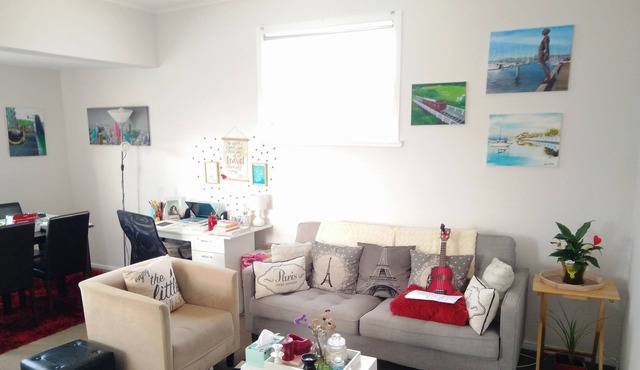 Book a FUNKY URBAN Back in convenient, lively, Newtown