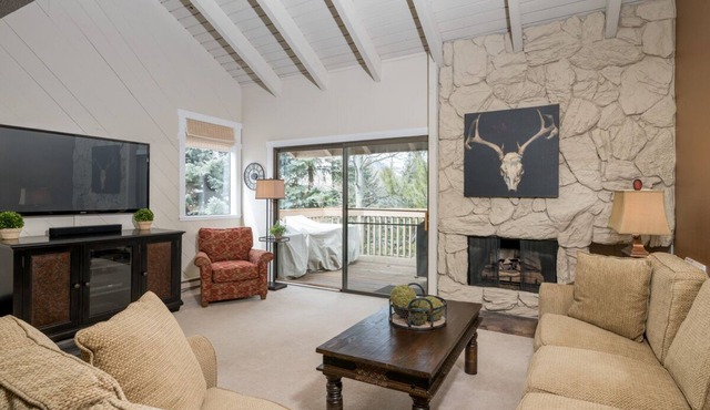 Book A Getaway Today! Updated Corner Condo; Close to Dollar Mountain