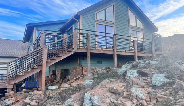 Book A Riverside Stay w/hot tub-sleeps 15 +Parking