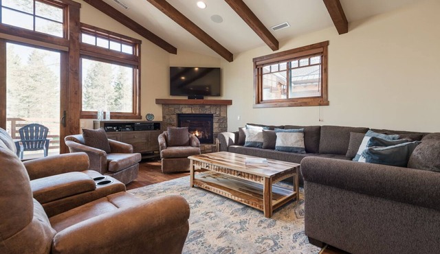 Book for Ski! Private Home with Hot Tub! Mountain Views! Short walk to Village!