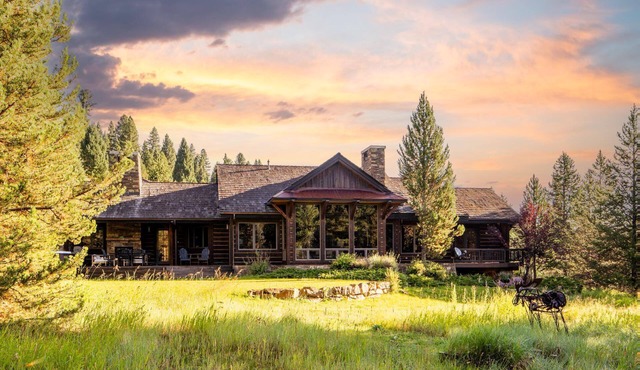 Book for Winter! Modern Mountain Home! Outdoor Fireplace, Near Ousel Falls Park!