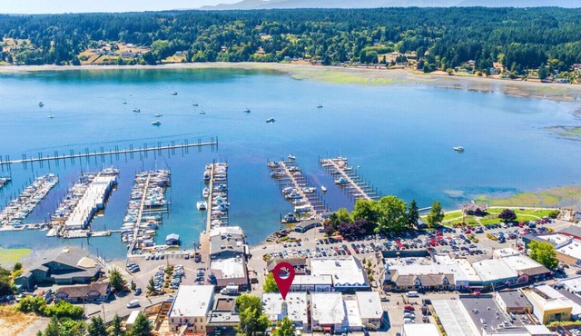 Book Hotel Scandi in Downtown Poulsbo - Sleeps 24!