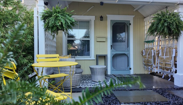 BOOK NOW for 2026 Seaside Cottage near the beach in Ocean Grove. Sleeps 2